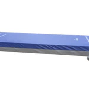 En madras med to-farvet betræk. Oversiden er blå, mens undersiden er grå
